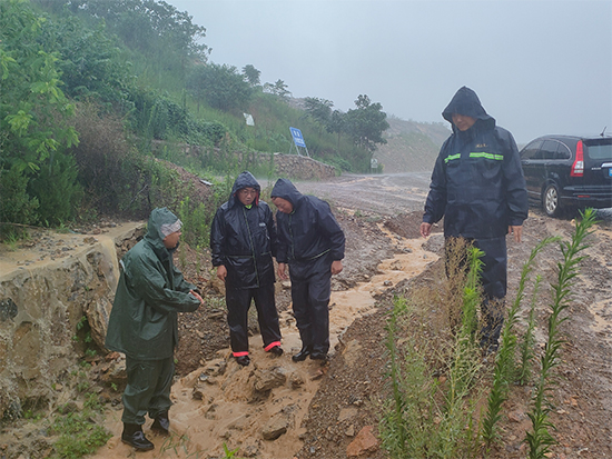 雨中巡查不停歇  全力筑牢防汛线